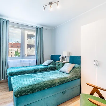 2 Bed Flat - Sleeps 4 - Parking - Wifi Апартаменты *