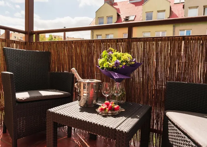 2 Bed Flat - Sleeps 4 - Parking - Wifi *